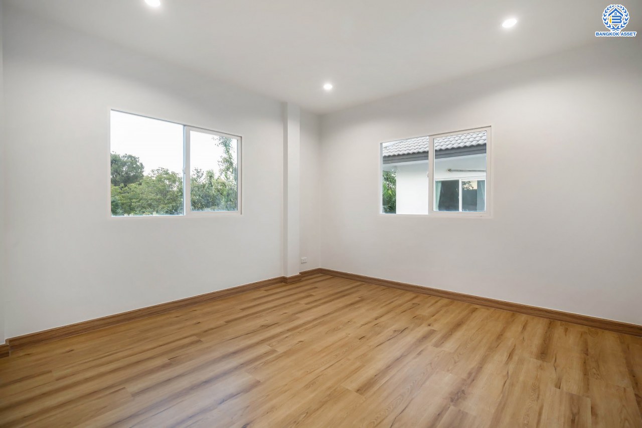 บ้านมือสองตกแต่งใหม่ โครงการ คาซ่าแกรนด์ รัตนาธิเบศร์-ราชพฤกษ์ หลังมุม บ้านเดี่ยวจากแบรนด์ Q.House เนื้อที่ 87.5 ตร.ว. ฟังก์ชัน 3 ห้องนอน 3 ห้องน้ำ จอดรถได้ถึง 4 คัน พร้อม Facilities ครบครัน บนทำเลเดินทางสะดวก ติดถนนราชพฤกษ์ ใกล้เซ็นทรัลเวสต์เกต และรถไฟฟ้าสายสีม่วง "สถานีบางรักใหญ่"